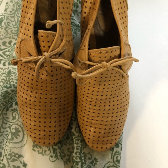 Max Azaria Perforated Leather Heel Oxfords 37 1/2 - Picture 2 of 8